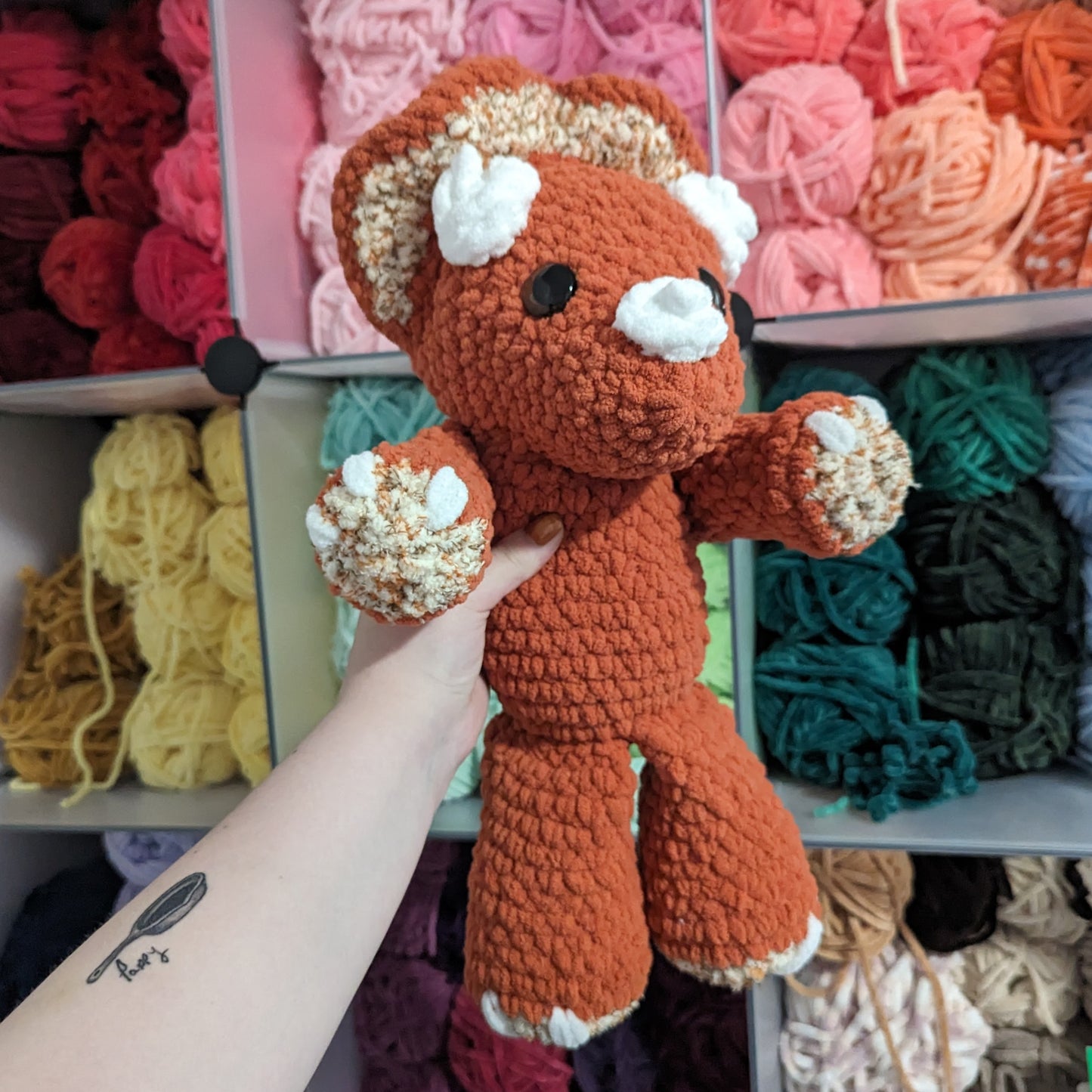Jumbo Pumpkin Spice Latte Triceratops Dinosaurio Crochet Peluche