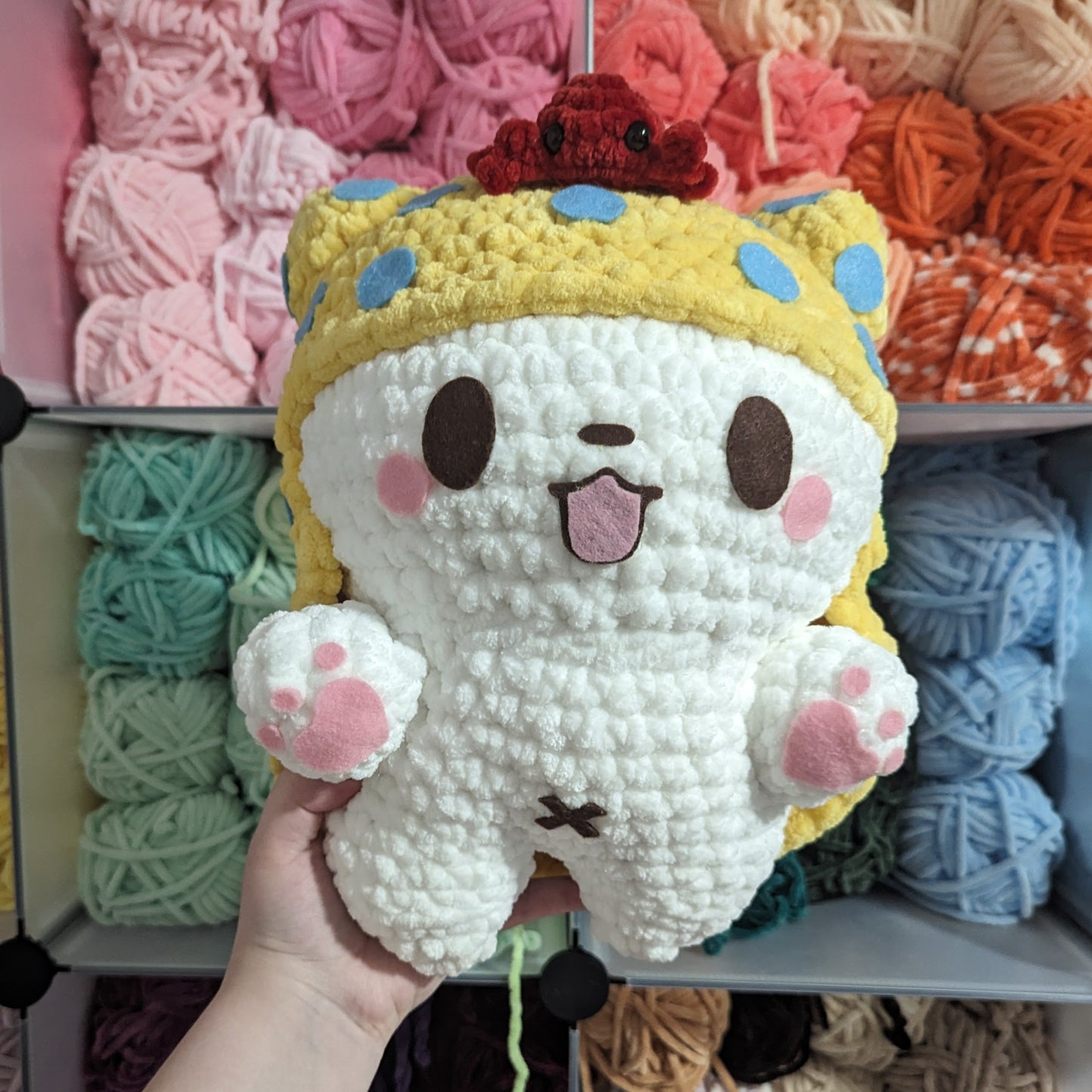 Oso polar japonés Jumbo Kawaii con manta y peluche de ganchillo amigo cangrejo