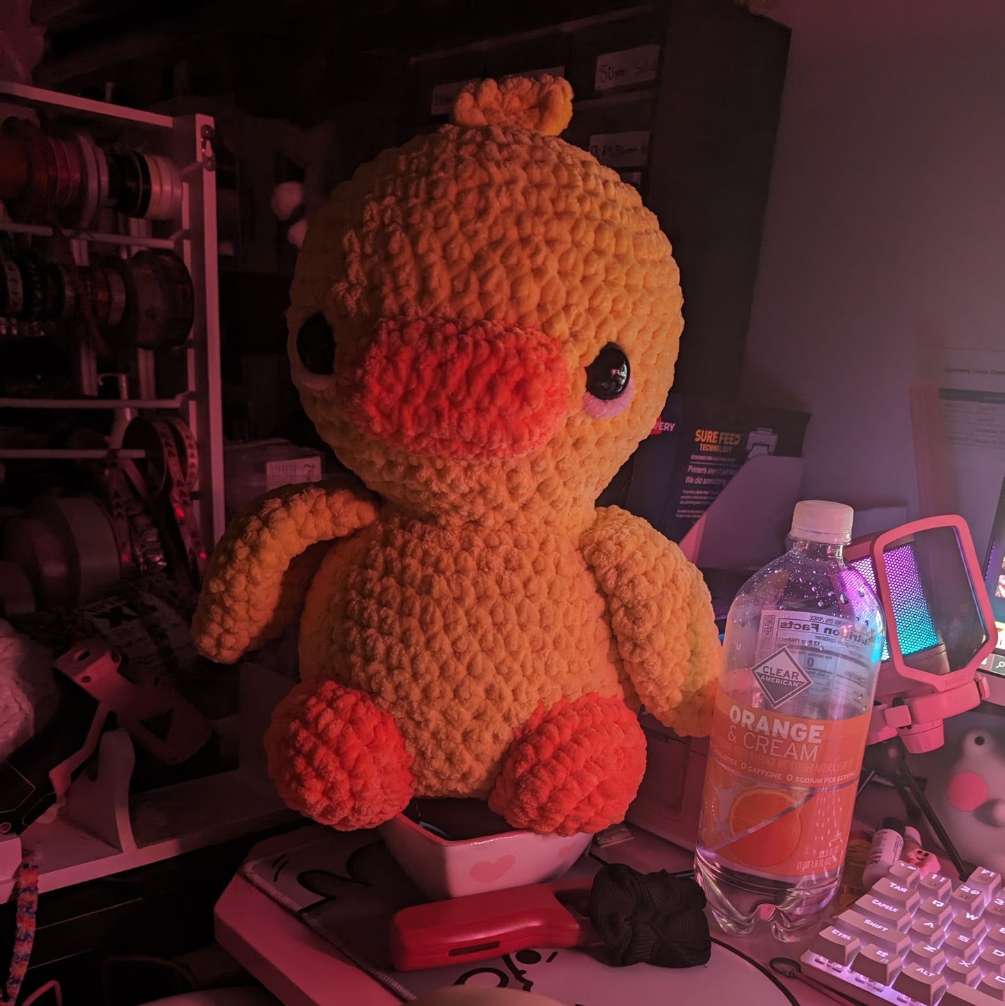 Peluche de ganchillo de patito sentado gigante