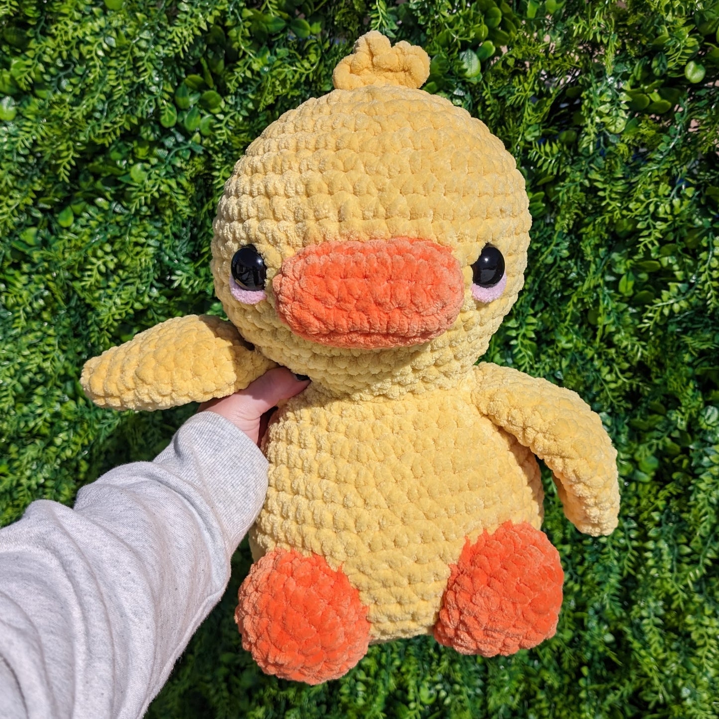 Peluche de ganchillo de patito sentado gigante
