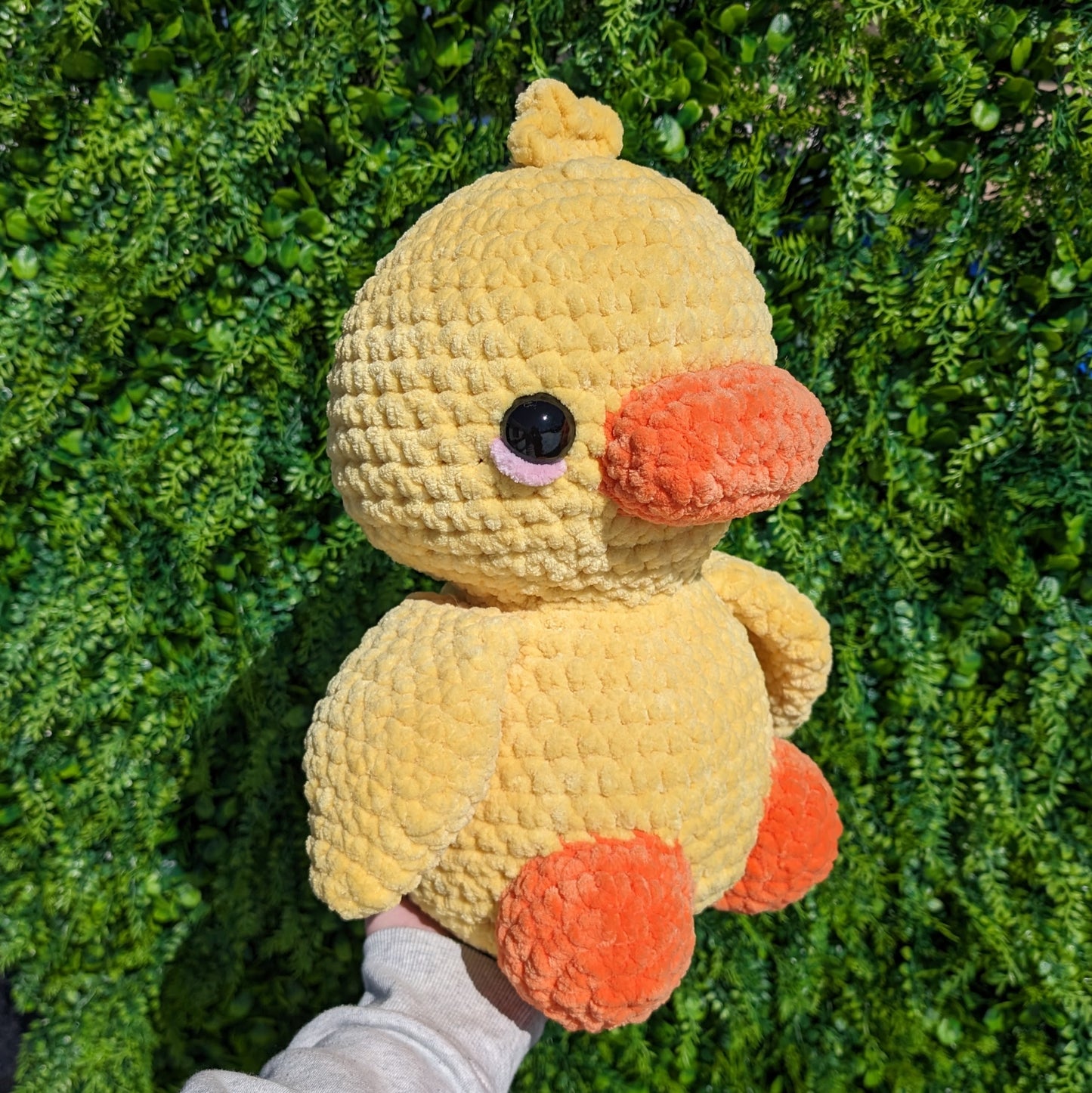 Peluche de ganchillo de patito sentado gigante
