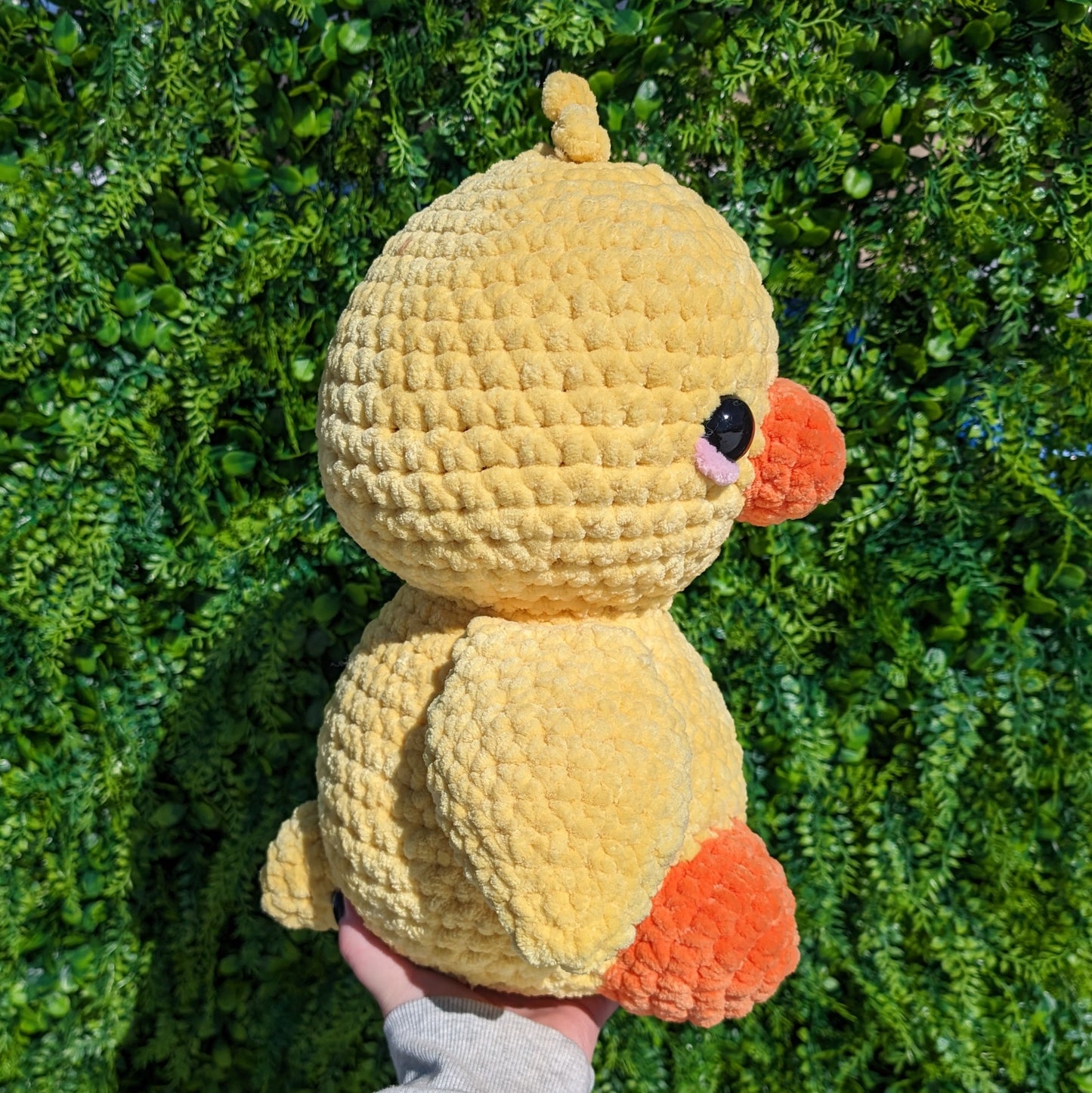 Peluche de ganchillo de patito sentado gigante