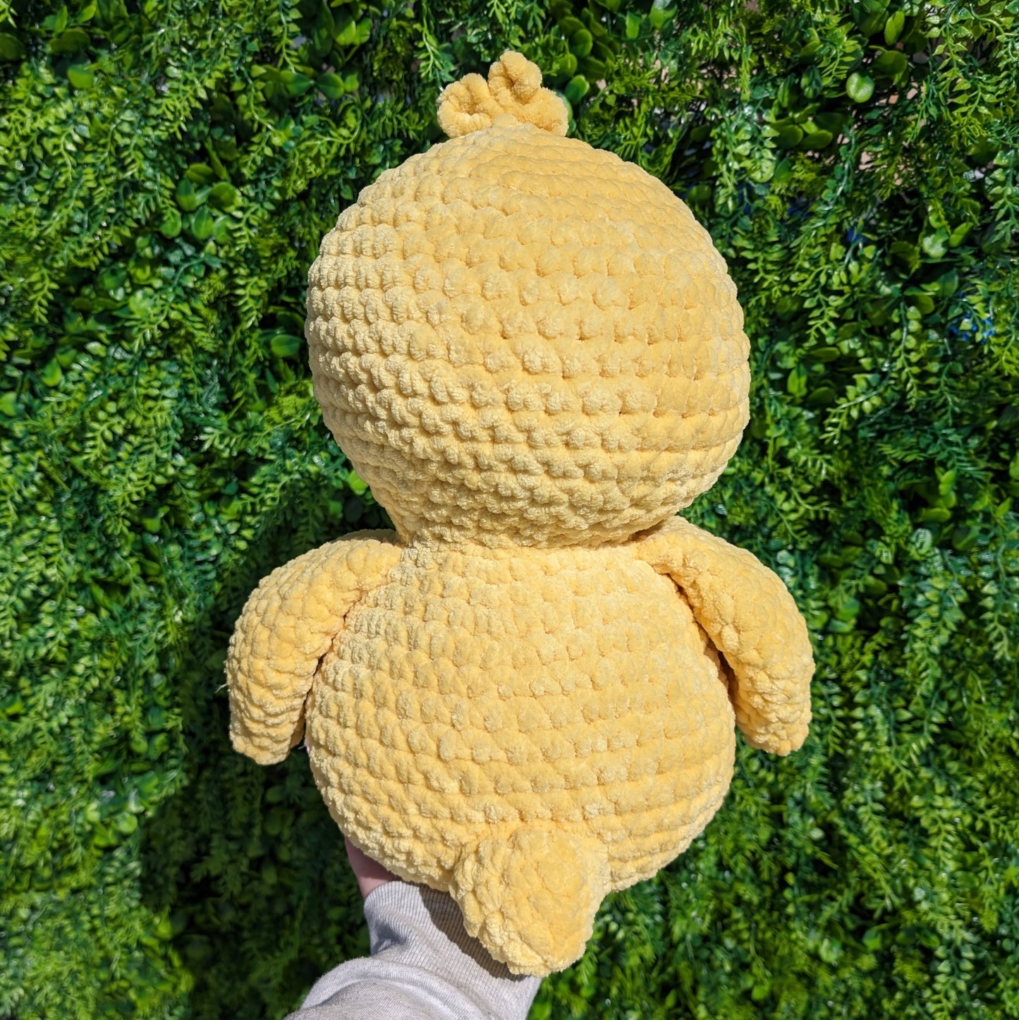 Peluche de ganchillo de patito sentado gigante