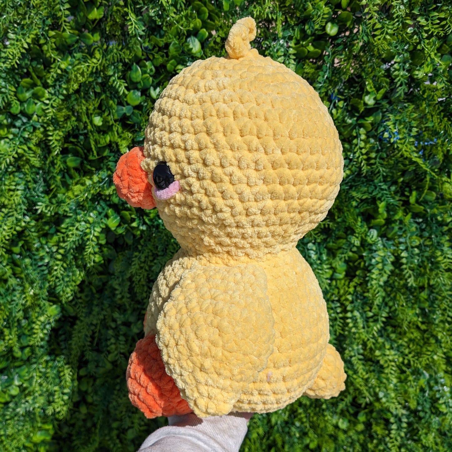 Peluche de ganchillo de patito sentado gigante