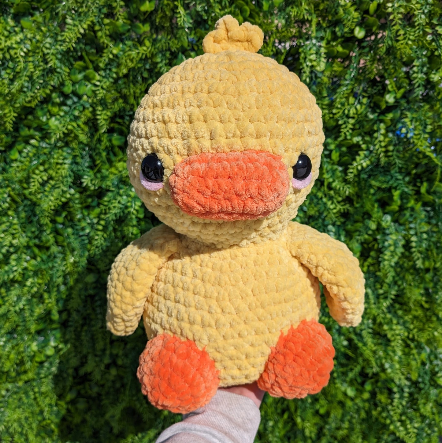 Peluche de ganchillo de patito sentado gigante