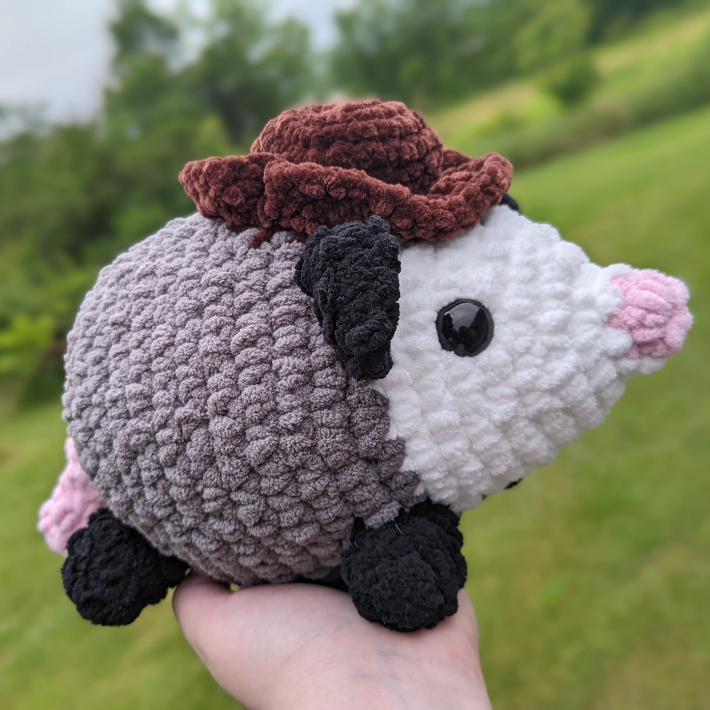 HECHO PARA PEDIR Peluche de ganchillo vaquero o zarigüeya simple