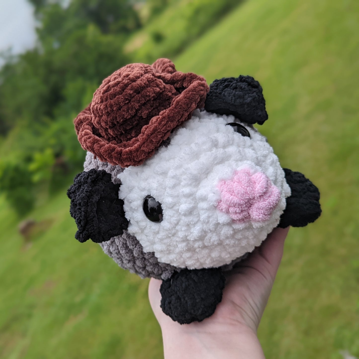 HECHO PARA PEDIR Peluche de ganchillo vaquero o zarigüeya simple