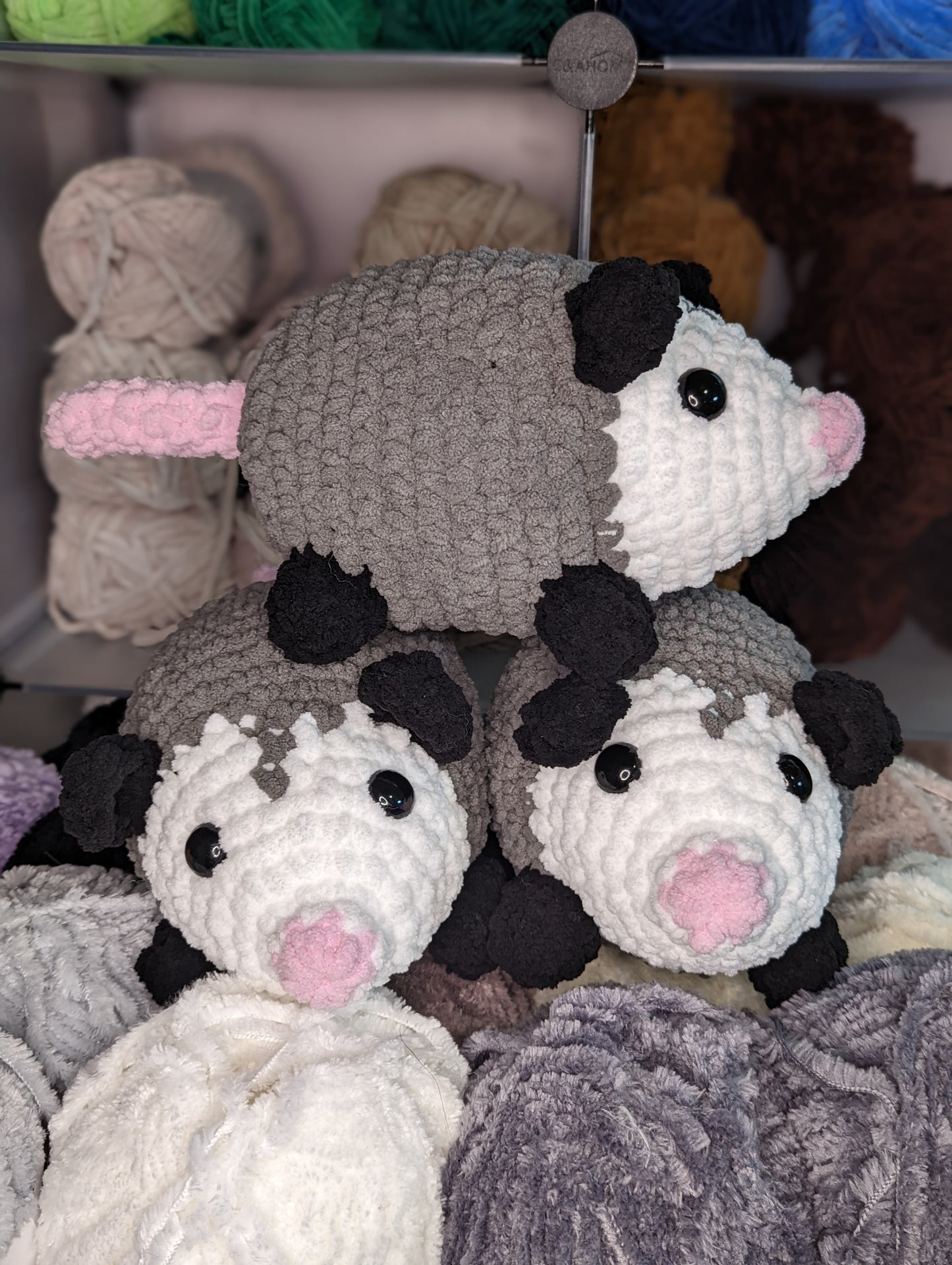 HECHO PARA PEDIR Peluche de ganchillo vaquero o zarigüeya simple