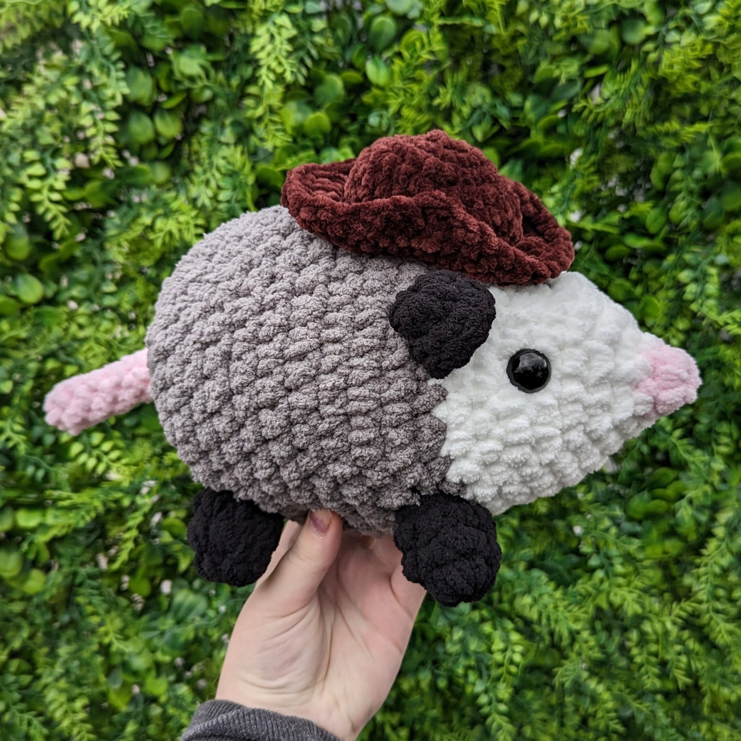 HECHO PARA PEDIR Peluche de ganchillo vaquero o zarigüeya simple