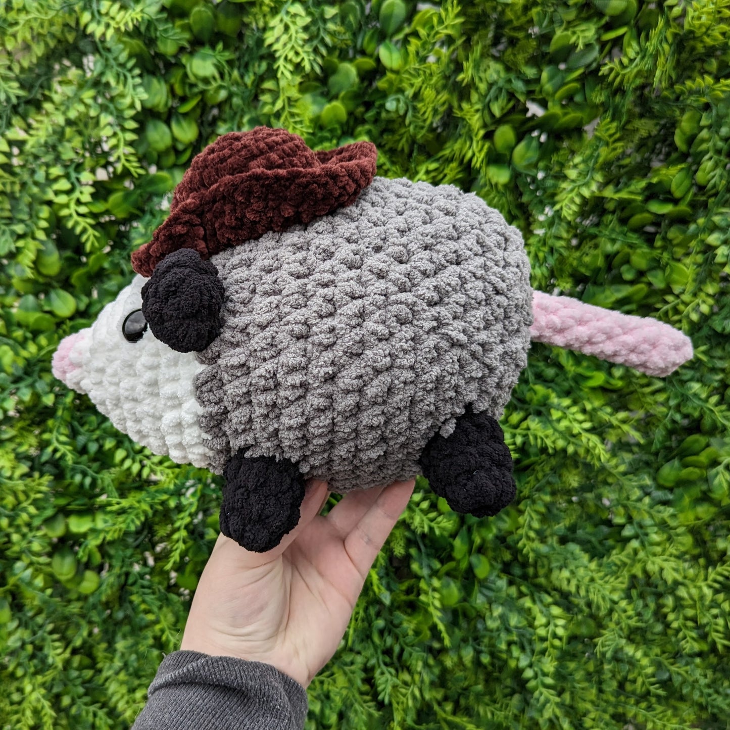 HECHO PARA PEDIR Peluche de ganchillo vaquero o zarigüeya simple
