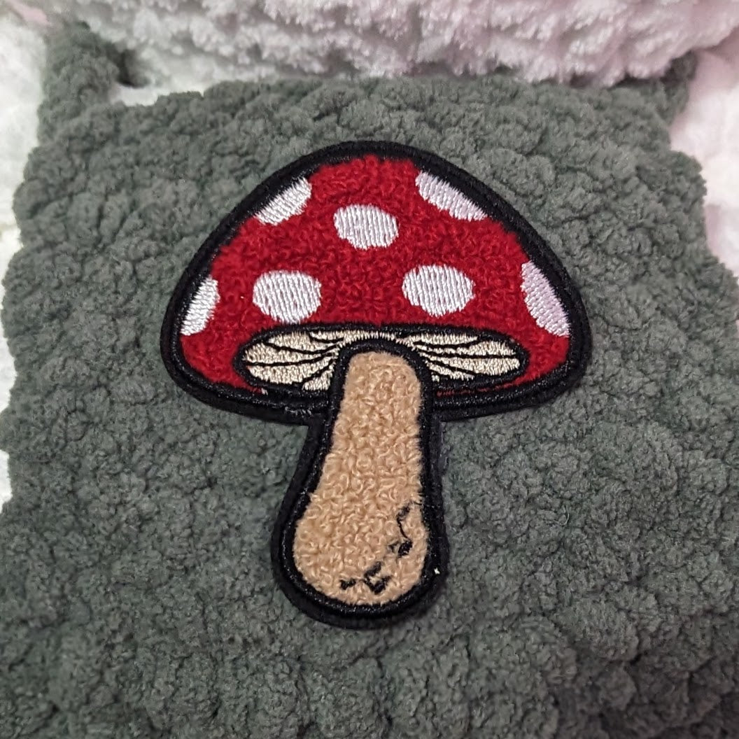 Jumbo White Mushroom Bunny Crochet Plushie (sombrero y mono extraíbles)
