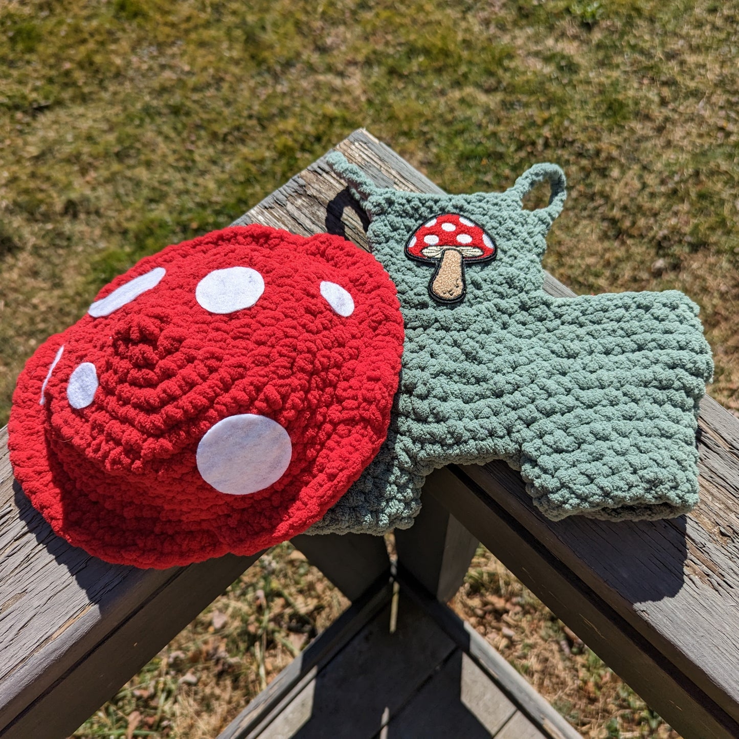 Jumbo White Mushroom Bunny Crochet Plushie (sombrero y mono extraíbles)