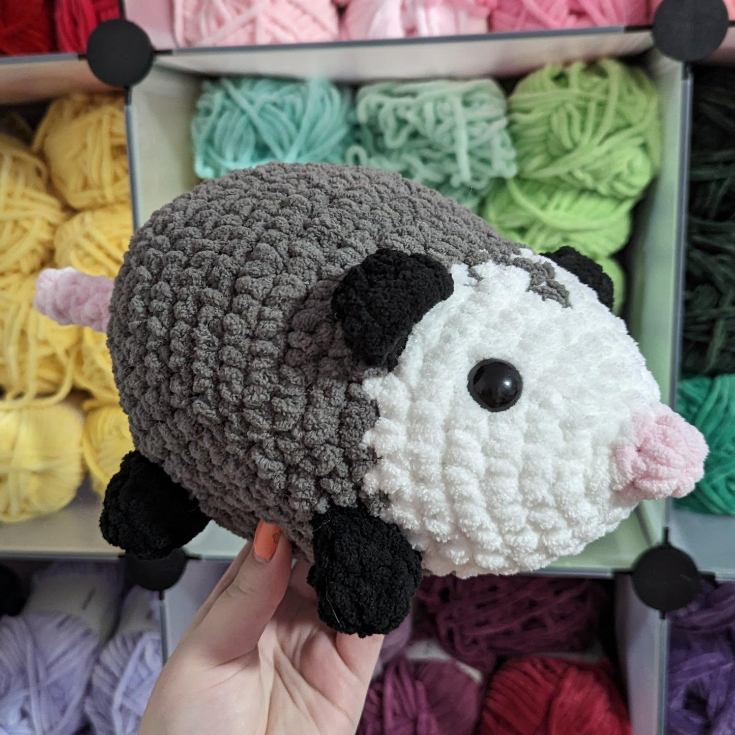 HECHO PARA PEDIR Peluche de ganchillo vaquero o zarigüeya simple