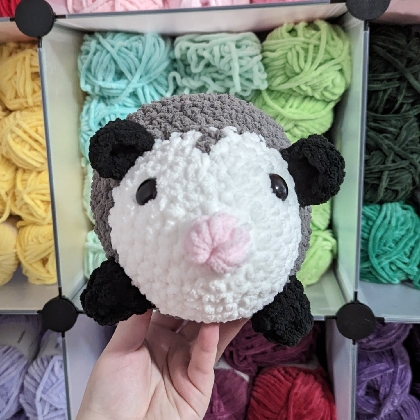 HECHO PARA PEDIR Peluche de ganchillo vaquero o zarigüeya simple
