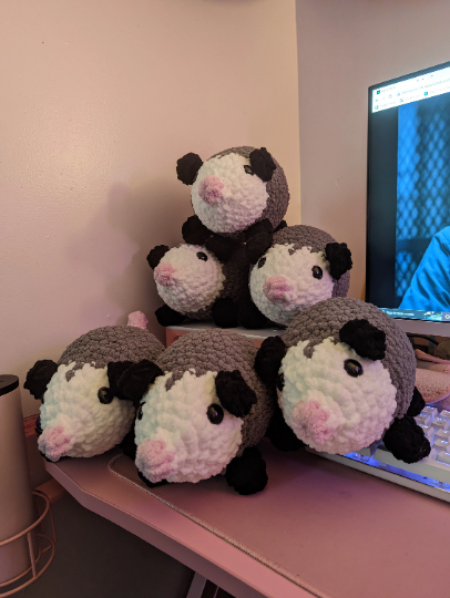 HECHO PARA PEDIR Peluche de ganchillo vaquero o zarigüeya simple
