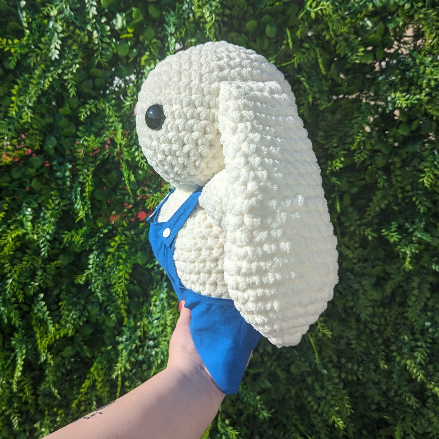 HECHO A PEDIDO Jumbo Cream Bunny en overoles de algodón azul Crochet Plushie (monos extraíbles)