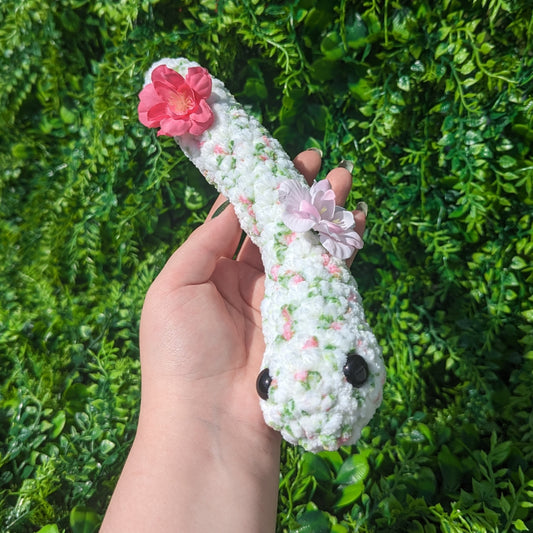 Peluche de crochet con serpiente de flor de cerezo bebé [Archivado]