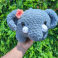 Elefante bebé Jumbo Fuzzy con peluche de ganchillo de flores